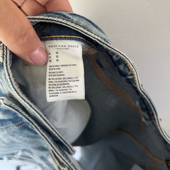 American Eagle Stretch‎ Rolled Cuff Crossover Distressed Denim Mom Short Size 10 - Picture 7 of 8